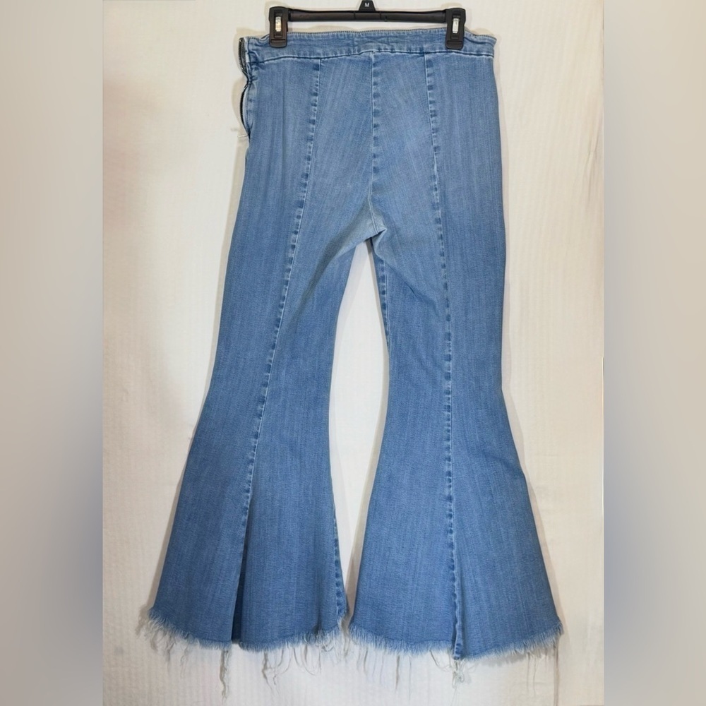 GUESS Sofia 1981 Light Wash Frayed Ankle Flare Jeans Size 30 - Picture 13 of 14